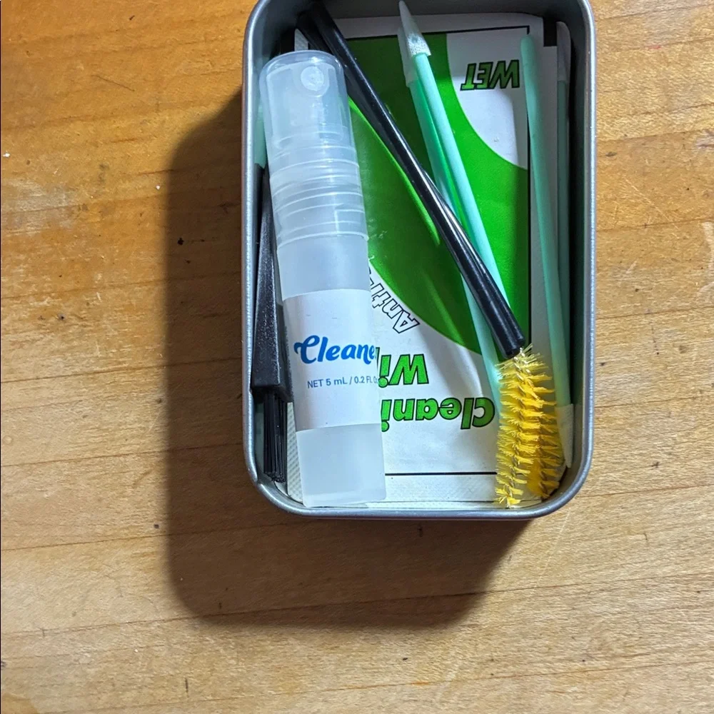 Kikkerland White Earbud Cleaning Kit